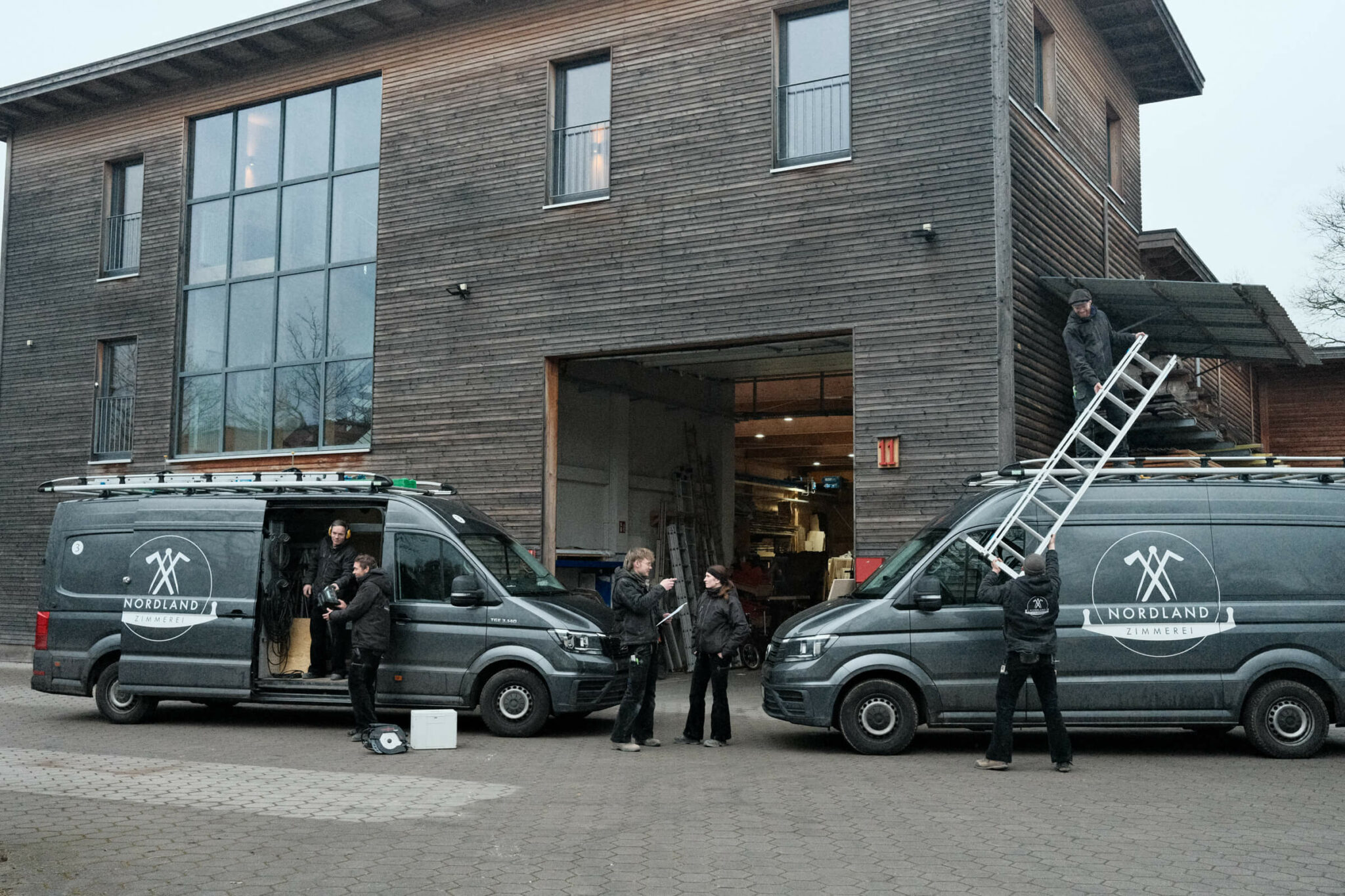 Nordland Zimmerei Halle und Fahrzeuge
